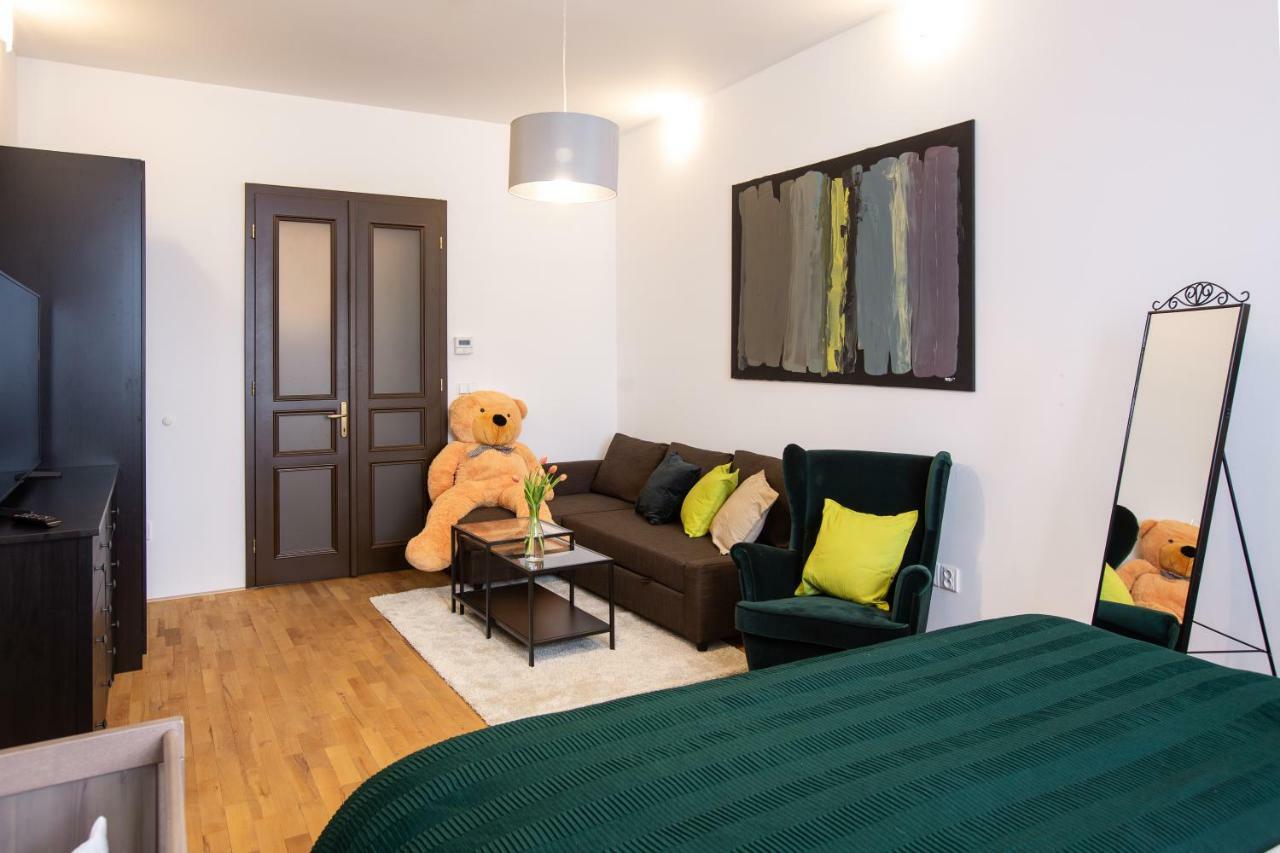 Modern Family Apt. With Central Square Entrance Hradec Králové Kültér fotó