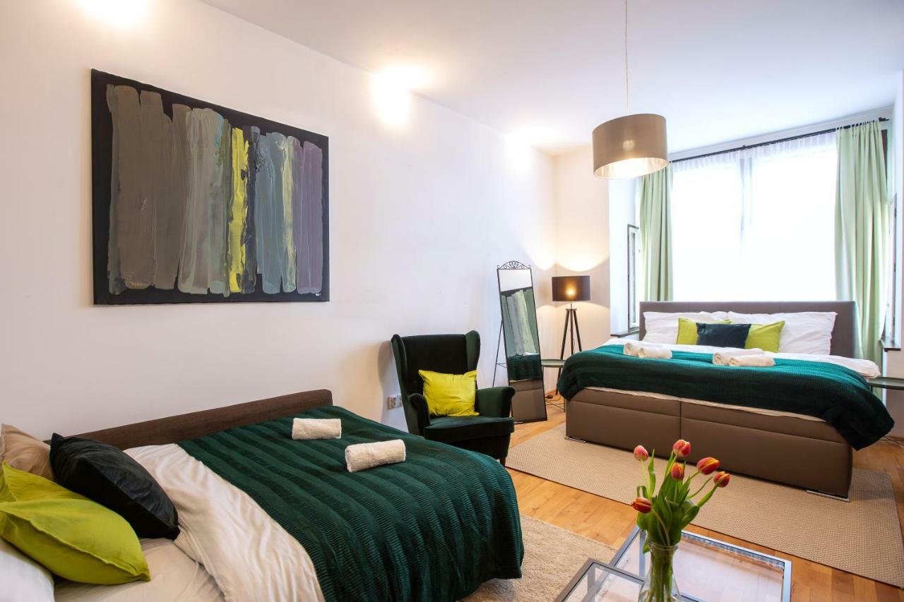 Modern Family Apt. With Central Square Entrance Hradec Králové Kültér fotó