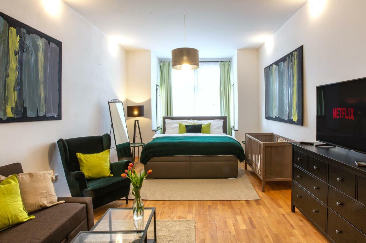 Modern Family Apt. With Central Square Entrance Hradec Králové Kültér fotó