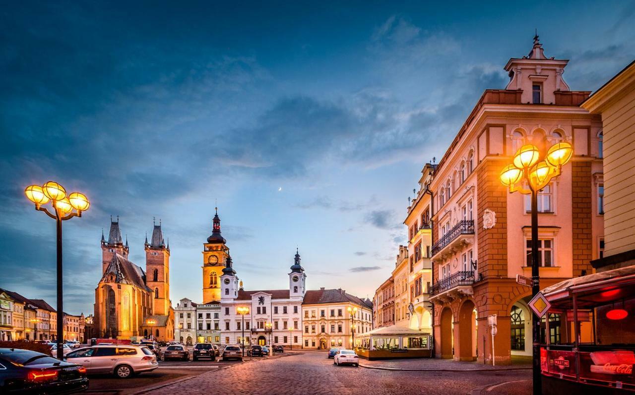 Modern Family Apt. With Central Square Entrance Hradec Králové Kültér fotó